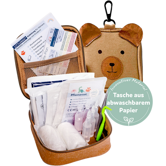 littlebag Erste-Hilfe-Tasche für Kinder und Babys im Bär-Design, geöffnet mit Anleitung, Erste-Hilfe-Plan, Pflasterset, NaCl-Ampullen und Zeckenhaken